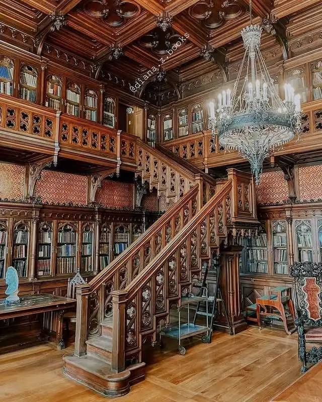 An ornate, dark wood staircase and library shelves offer a beautiful and Free Summer Activities To Do in Nashville